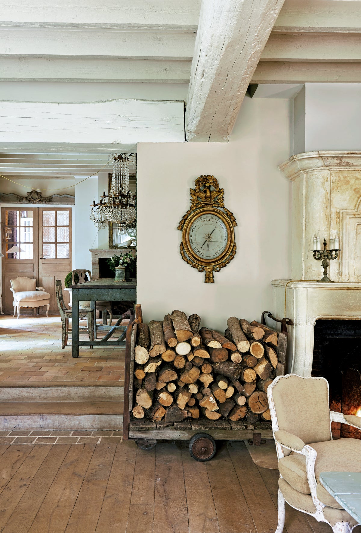 Heller Wohn- und Essbereich in Pointing No. 2003 von Farrow & Ball mit Holzboden und Kamin