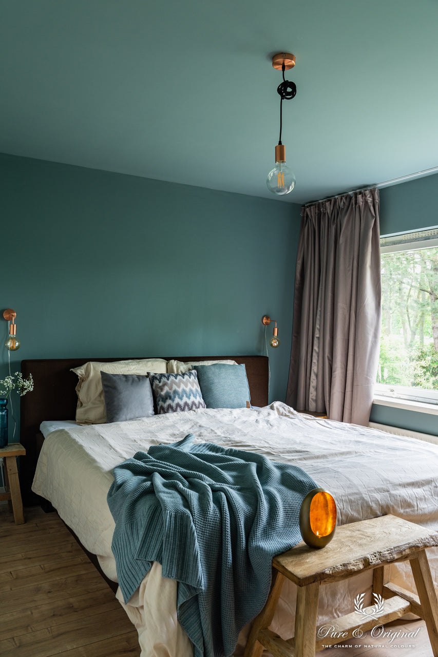Schlafzimmer mit Wänden und Decke in Blue Reef Classico Kreidefarbe von Pure & Original