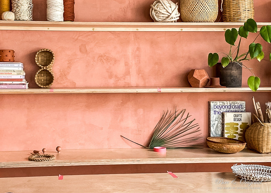 Küche mit strukturierter Wand in Chalky Coral Marrakech Walls von Pure & Original