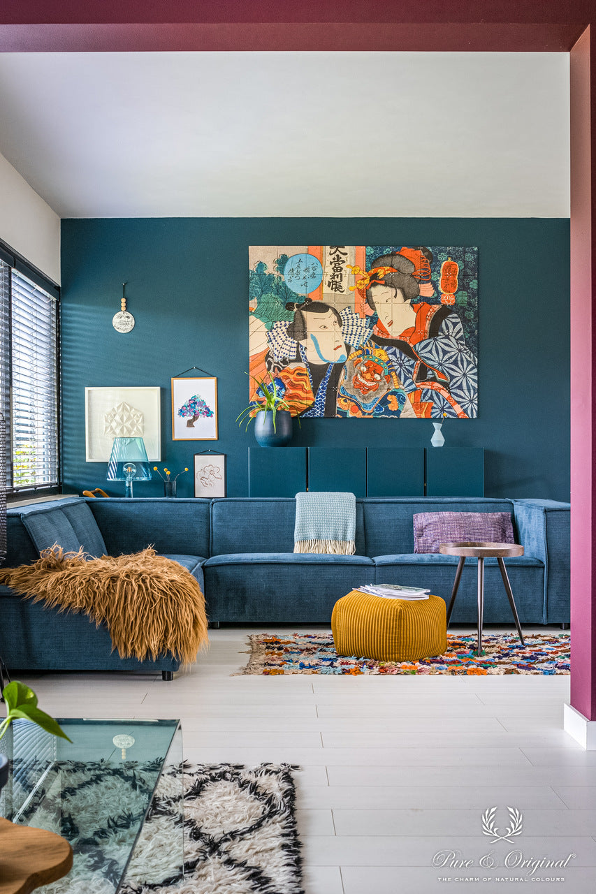 Wohnzimmer mit dunkelblauer Wand in Steel Blue Classico Kreidefarbe von Pure & Original