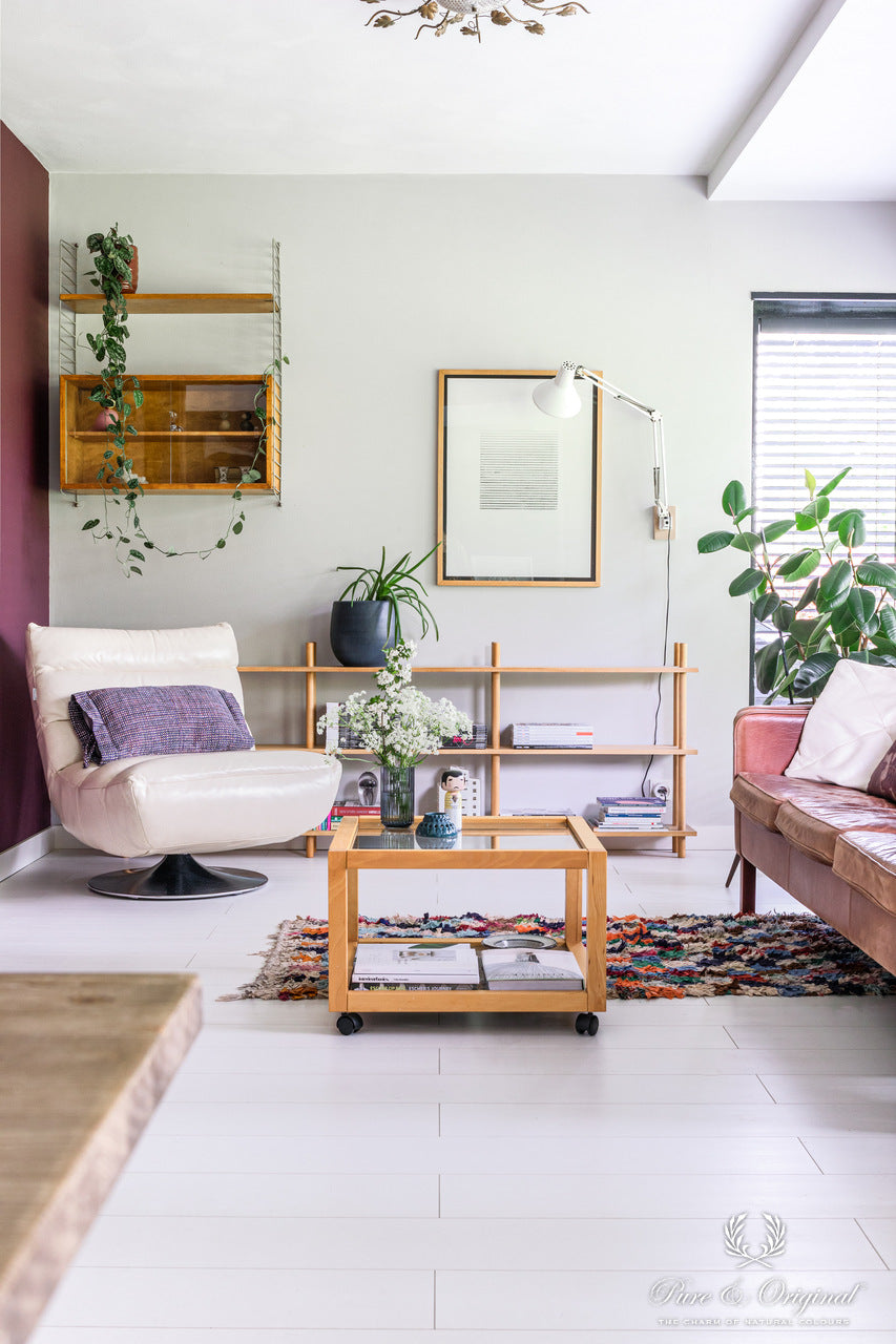 Helles Wohnzimmer mit Wänden im Farbton Ashes Licetto von Pure & Original