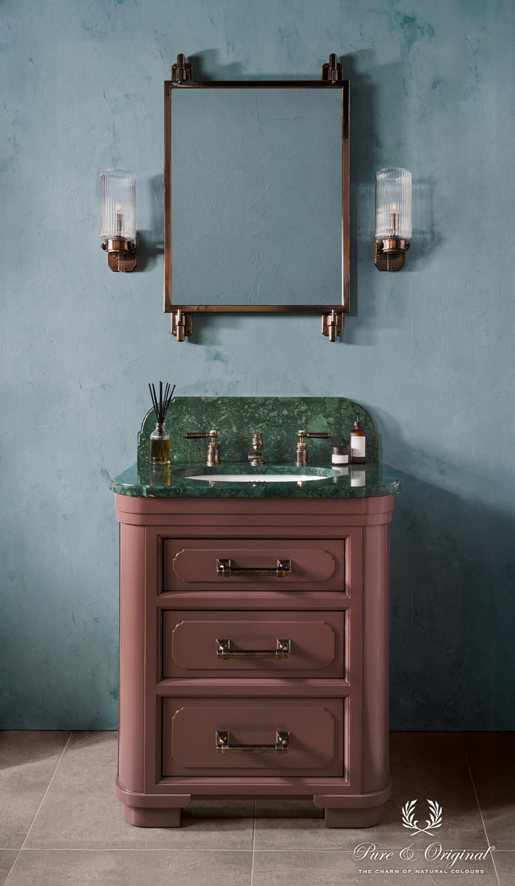 Badezimmer mit strukturierter Wand in Atria Marrakech Walls von Pure & Original und rosafarbenem Waschtisch