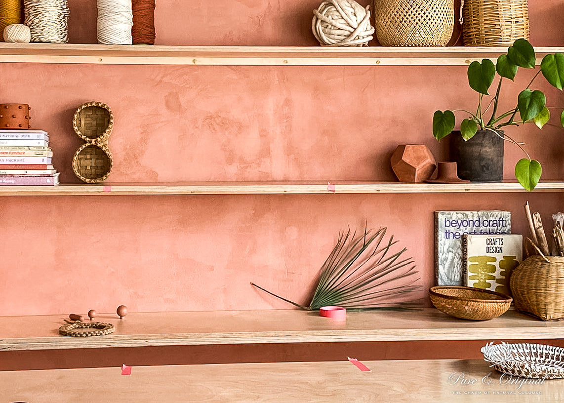 Küche mit strukturierter Wand in Chalky Coral Marrakech Walls von Pure & Original