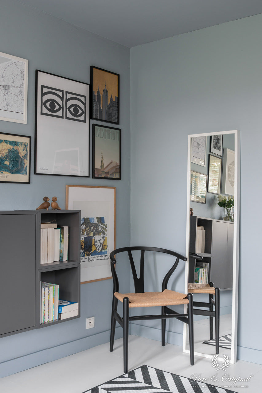 Wohnzimmer mit Wänden in Polar Blue Licetto von Pure & Original