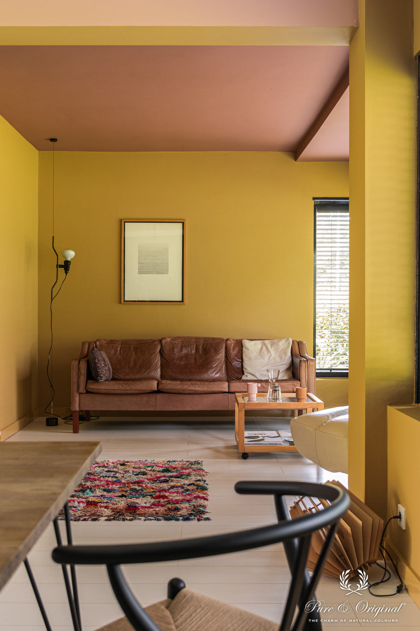 Wohnzimmer mit Wänden in Provincial Gold Licetto von Pure & Original und rosafarbener Decke